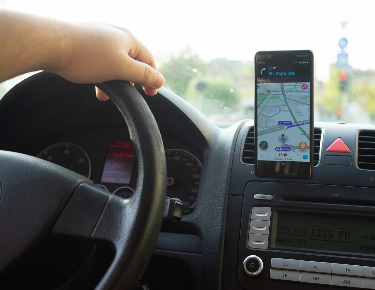 Car dashboard speedometers and Waze GPS display different speed measurements for drivers