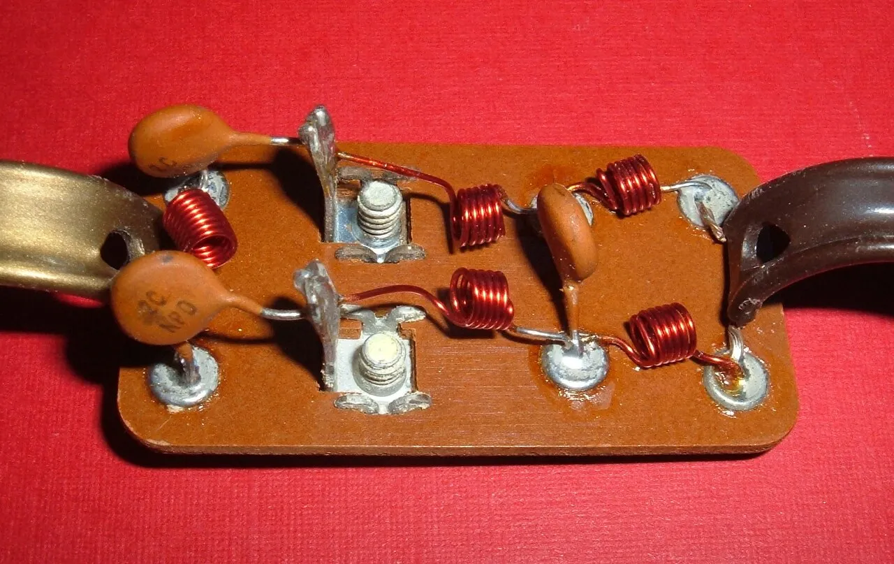 Diplexer technology enables efficient frequency-domain multiplexing for modern telecommunications and broadcasting