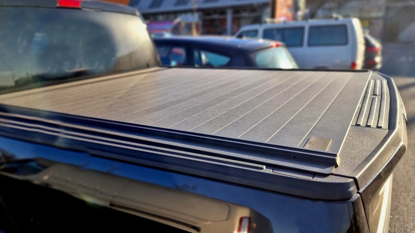 Explanation of the pros and cons of installing retractable tonneau covers on pickup trucks