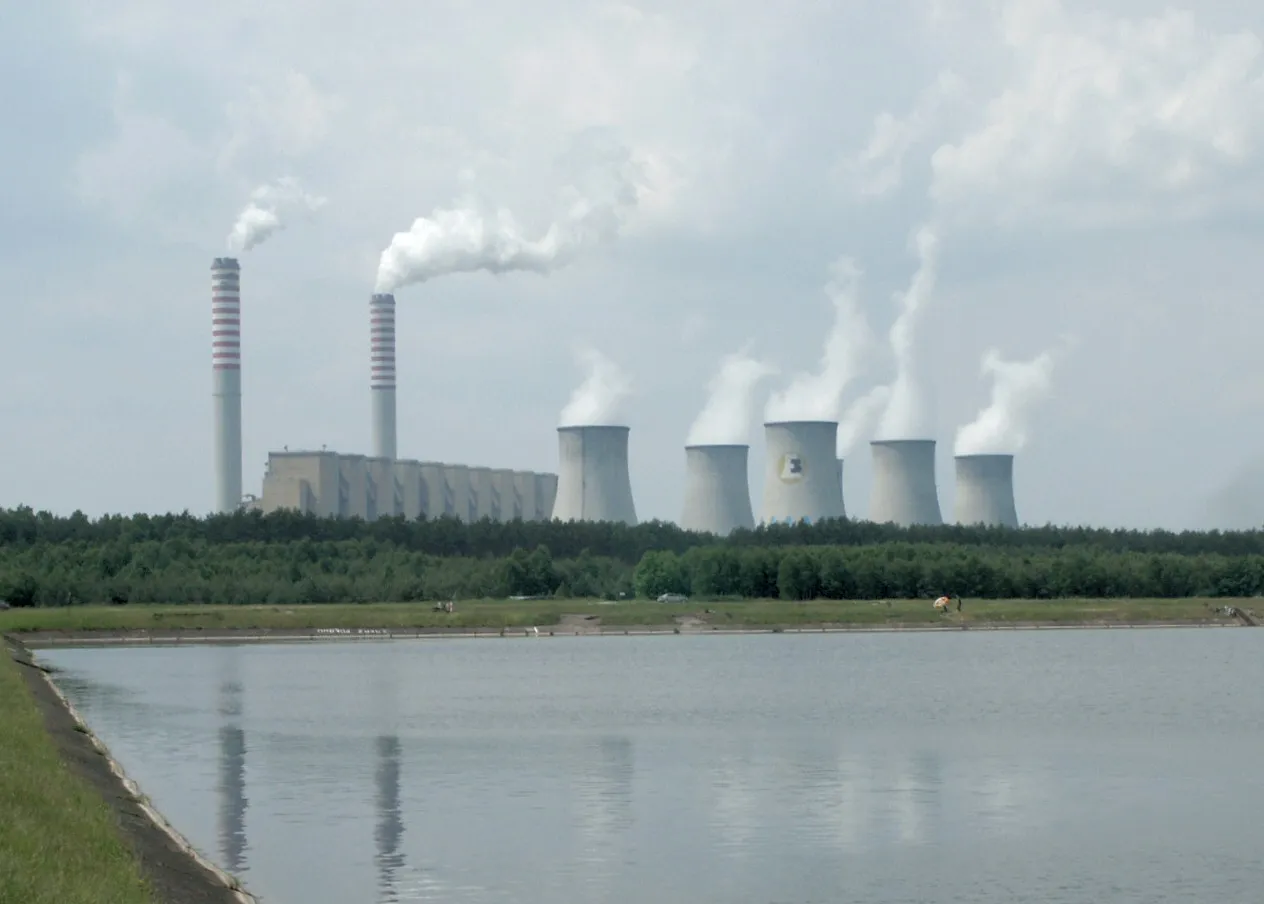Fossil fuel power stations continue to supply global electricity while facing environmental scrutiny