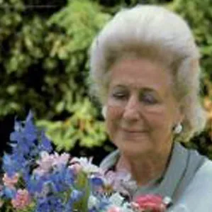 Julia Clements legacy as a legendary English flower arranger and bestselling author
