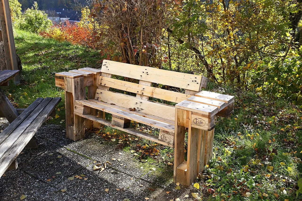 Creative DIY pallet crafts and wooden furniture made from recycled shipping materials