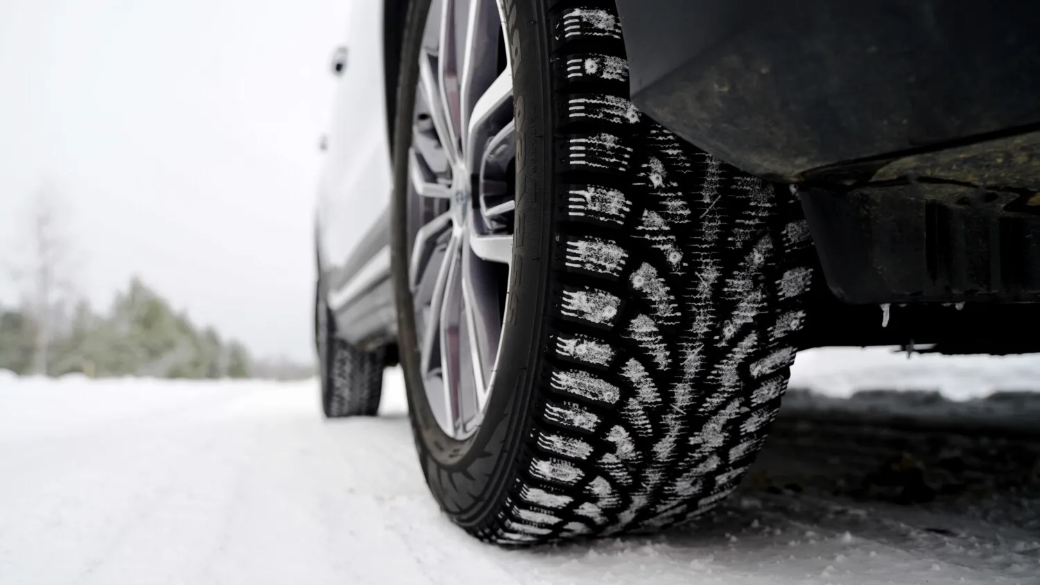 Winter tires installation timing based on temperature thresholds and road safety for drivers